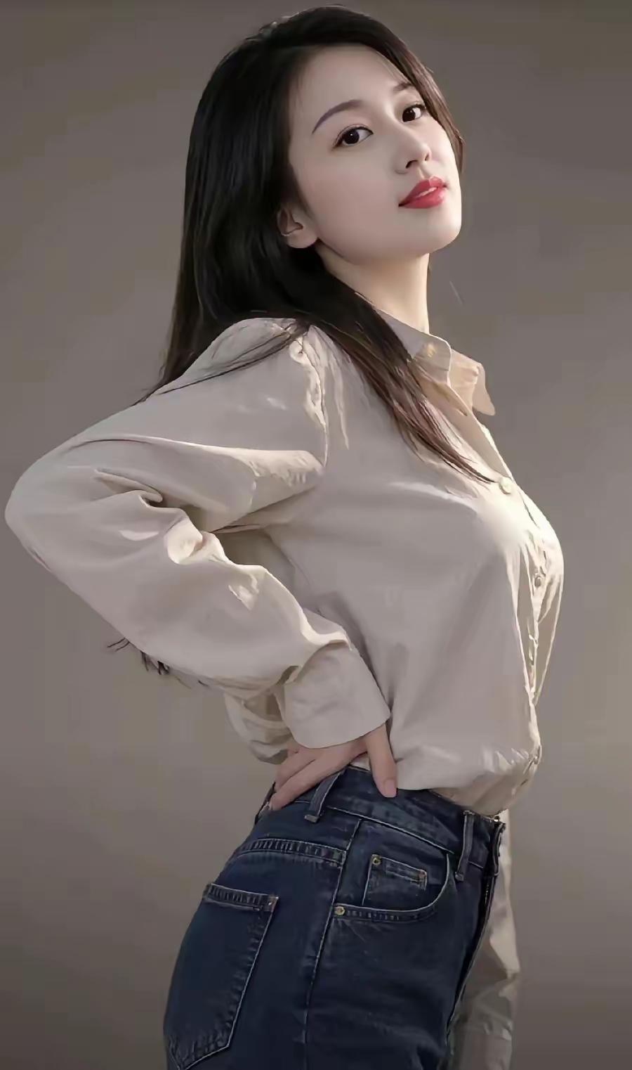 什么样的女人最让人爱性格温柔，清纯可爱，善解人意，身材苗条，婀娜多姿，前挺后翘。