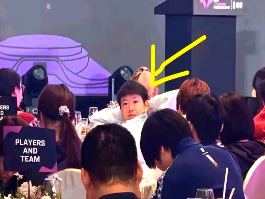 满桌人都在低头吃饭刷手机，孙颖莎偏不。2026WTT重庆冠军赛欢迎晚宴上，