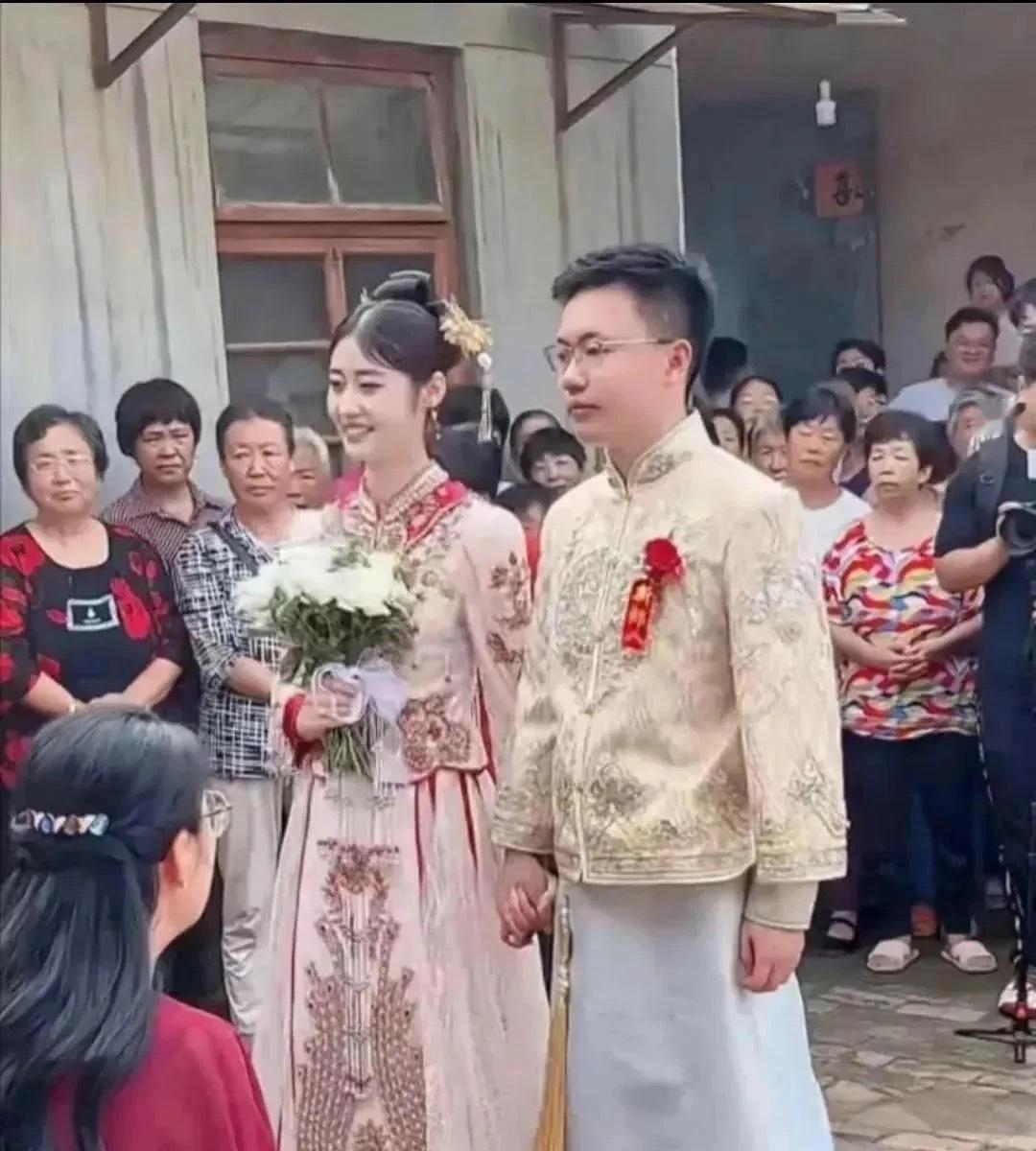 这婚结的，我看只有新娘是最开心的！