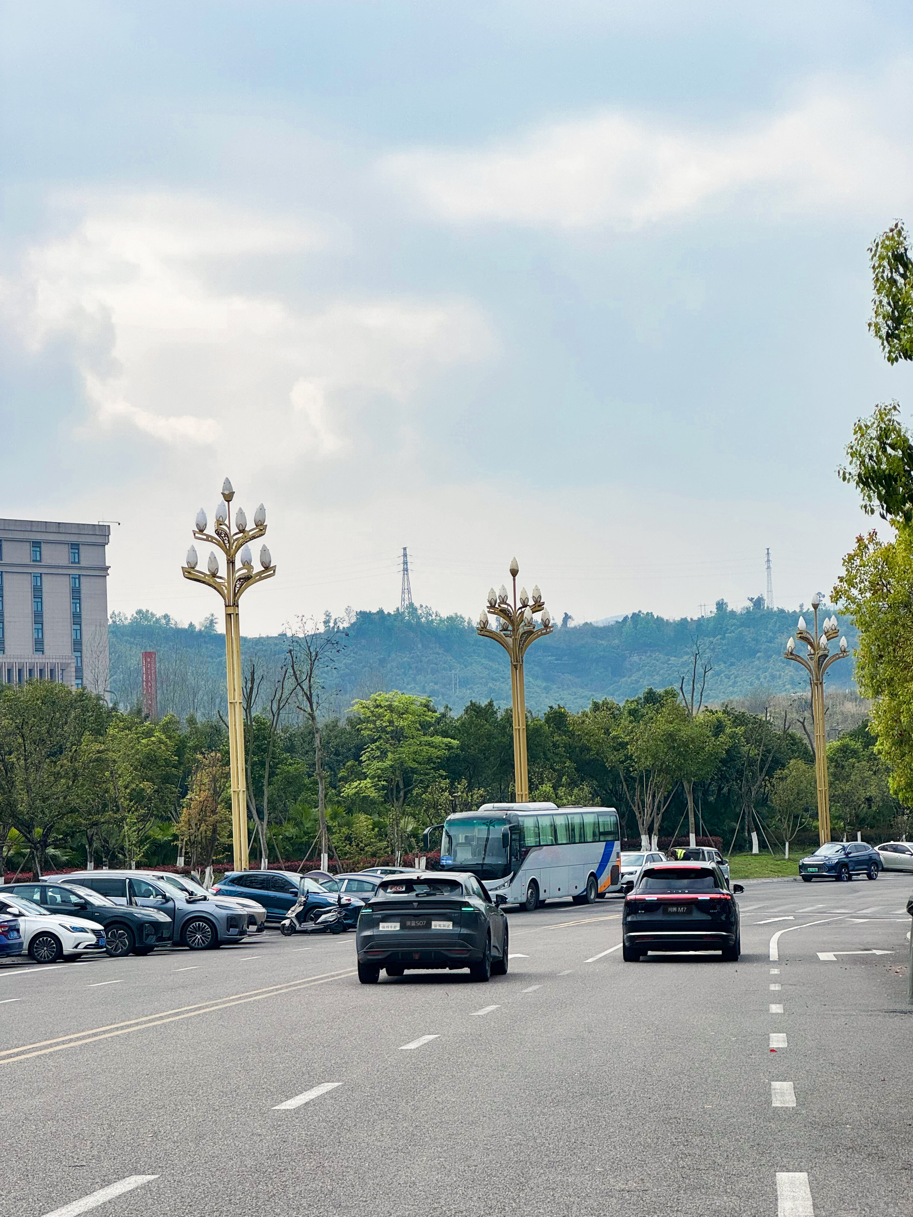 疑似华为工程师测试激光雷达车型最近刷到一组有点意思的路透图，是深蓝S07和问界M