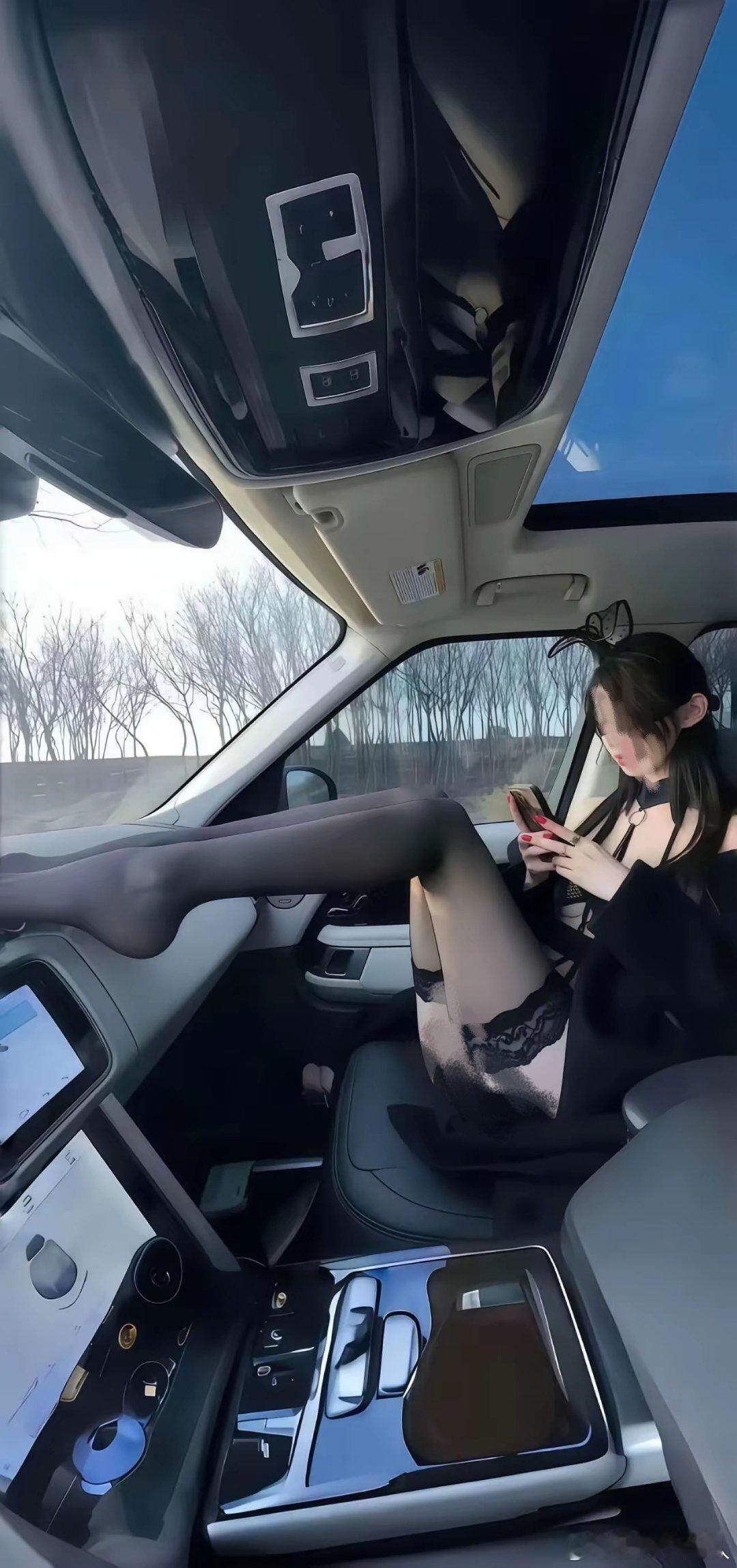 能让这种小姐姐坐副驾的，肯定是很牛的成功人士，真叫人羡慕！