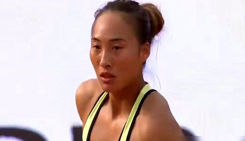谁还敢说运动员是钢铁做的？郑钦文在罗马站被奥斯塔彭科逆转，止步32强。这姑娘