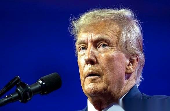 有人推演了一出特朗普重返白宫的“剧本”，开局就炸了。剧本里，时间是2026年，