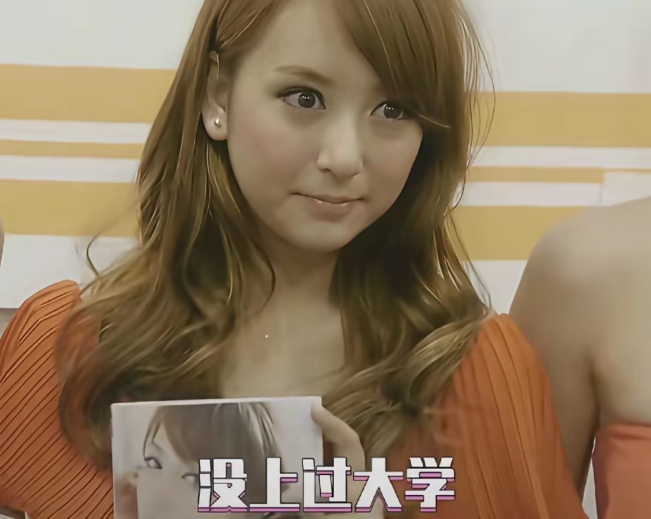 没认识郭富城之前的方媛美的很松弛。嫁给郭富城以后的方媛妆容变精致，她的状态和表情却显得用力又紧绷。莫