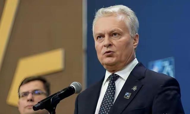 立陶宛总统大肆渲染“绝对不会对中国跪下认错”，令人目瞪口呆！有本事你丫一直站着，