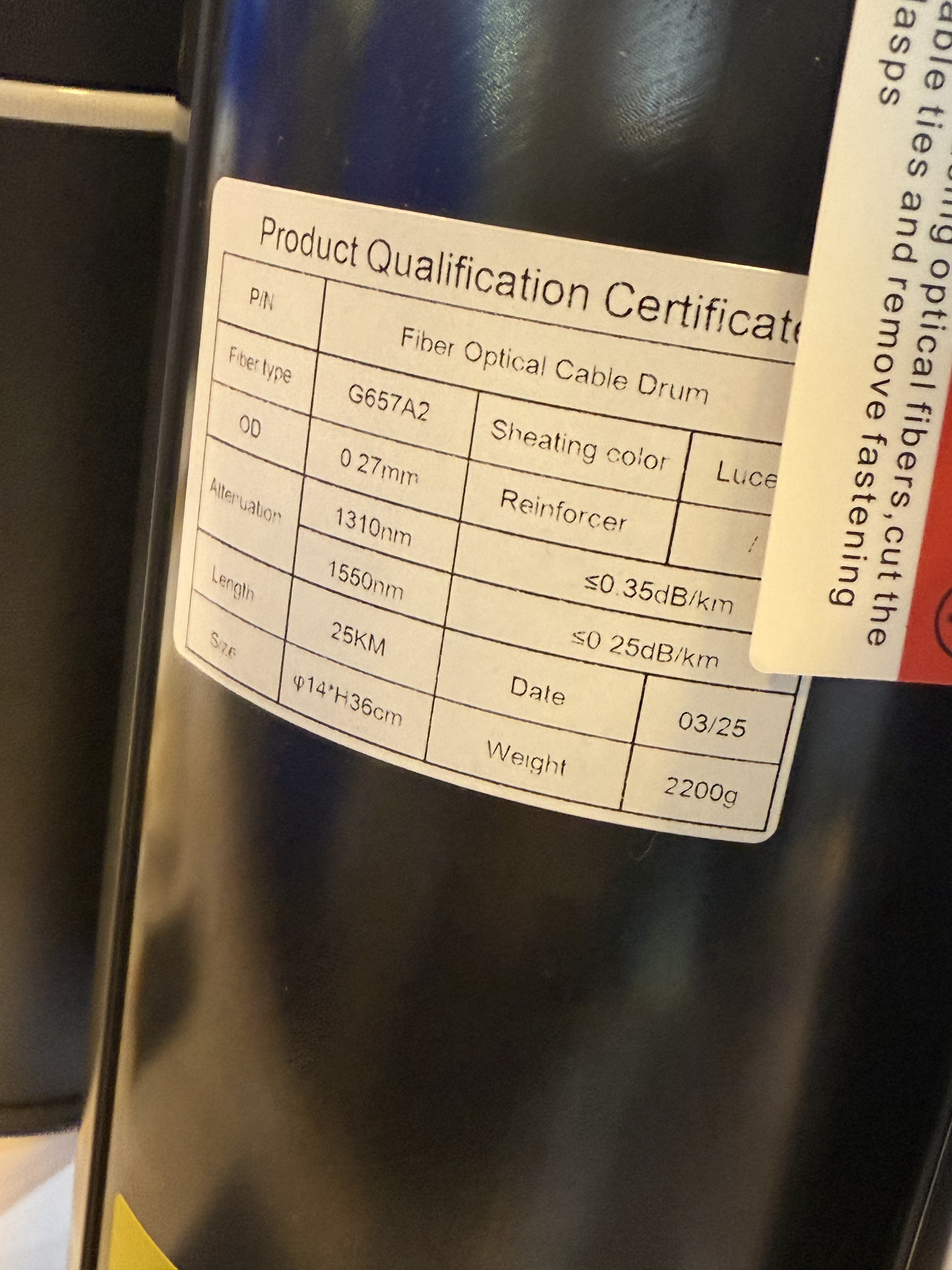 看看多达25km的无人机专用光纤桶才多重，仅2.2kg。再看看国内的机场距离县城