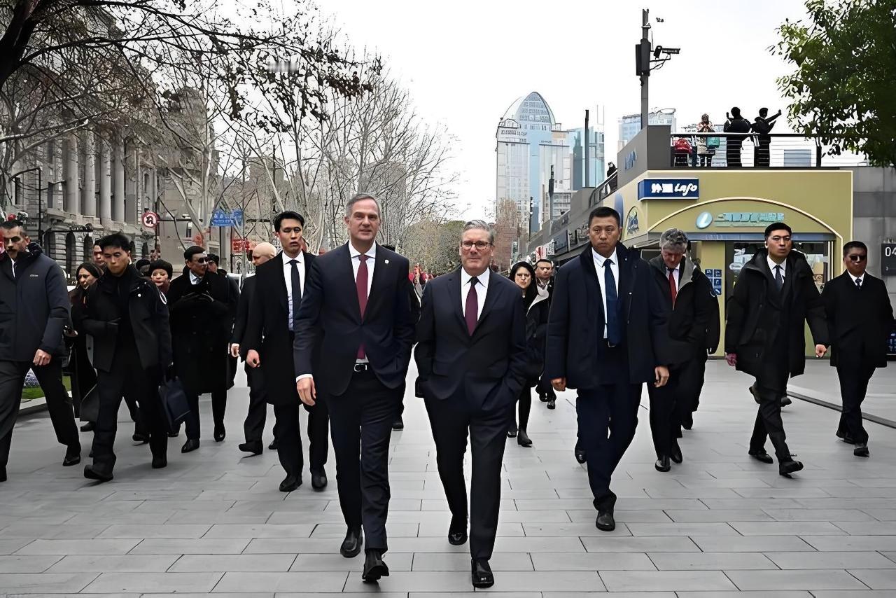 斯塔默出尔反尔，令人失望。当初英国首相斯塔默来的时候，是低声下气，寻求合作，