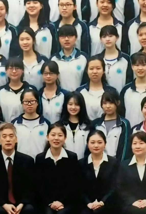 有的人一出生就到了罗马。高中就已经美得一塌糊涂。