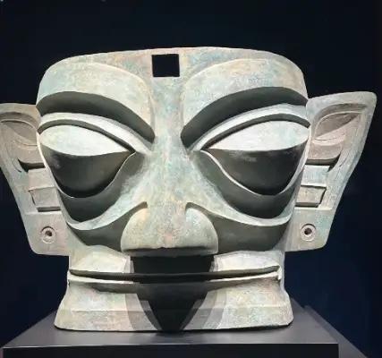三星堆的惊世之谜，正通过异国文物揭开真相。随着越南发现大量与古蜀高度重叠的器物，