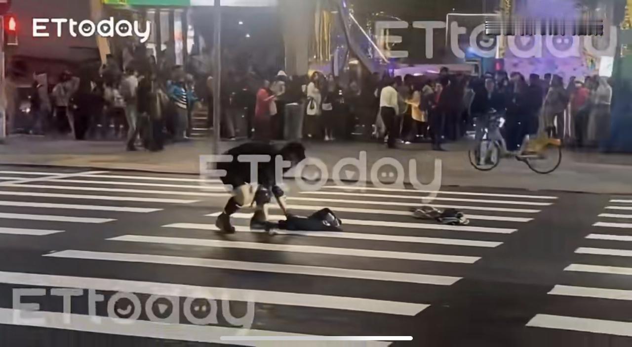 12月19日台北市一名青年拿着烟雾弹和刺愣伤及无辜！关键是现场有非常多的人，