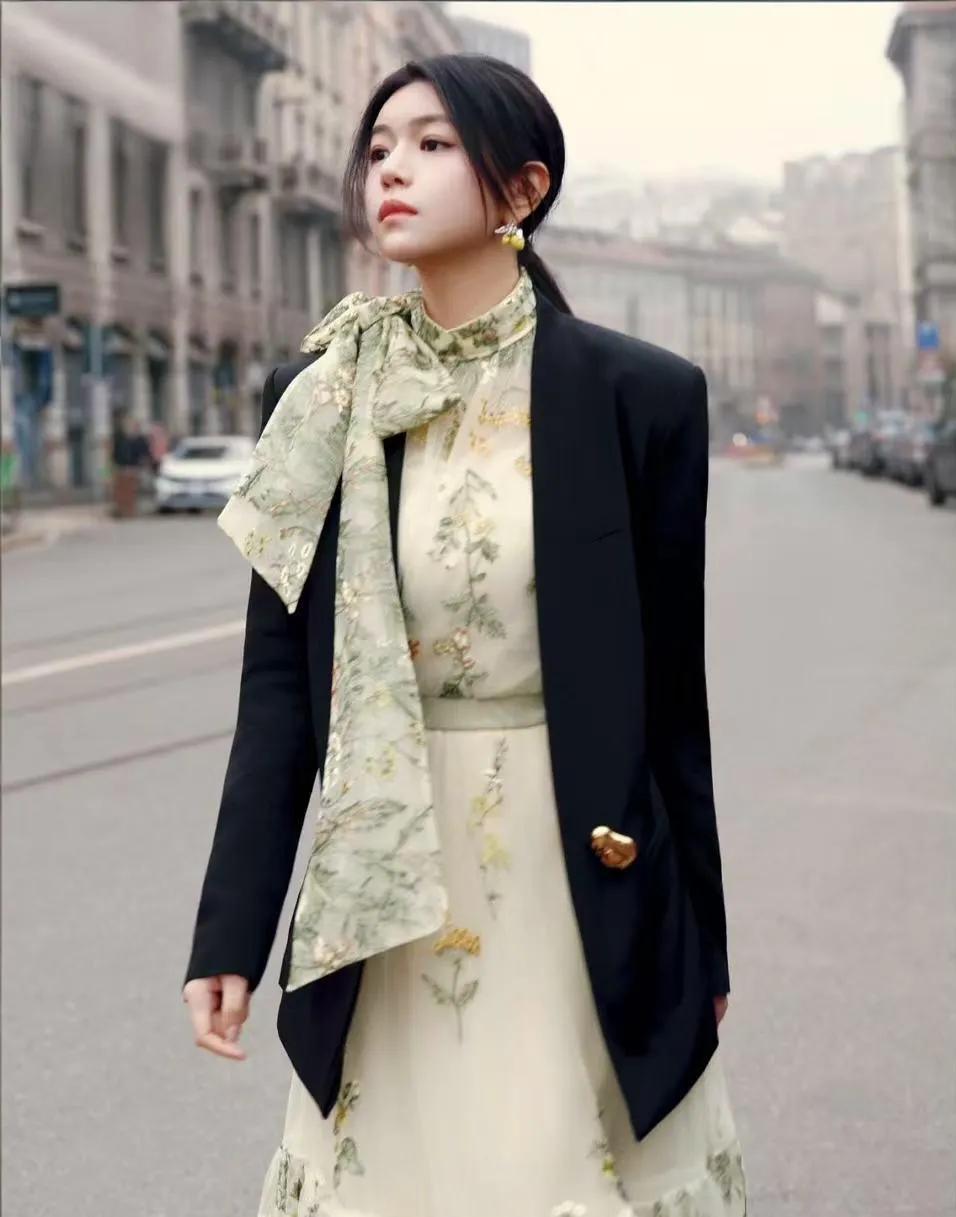 被陈妍希的温柔感美到了！漫步在欧洲街头，黑西装衬得她气场全开，碎花裙又让她温柔