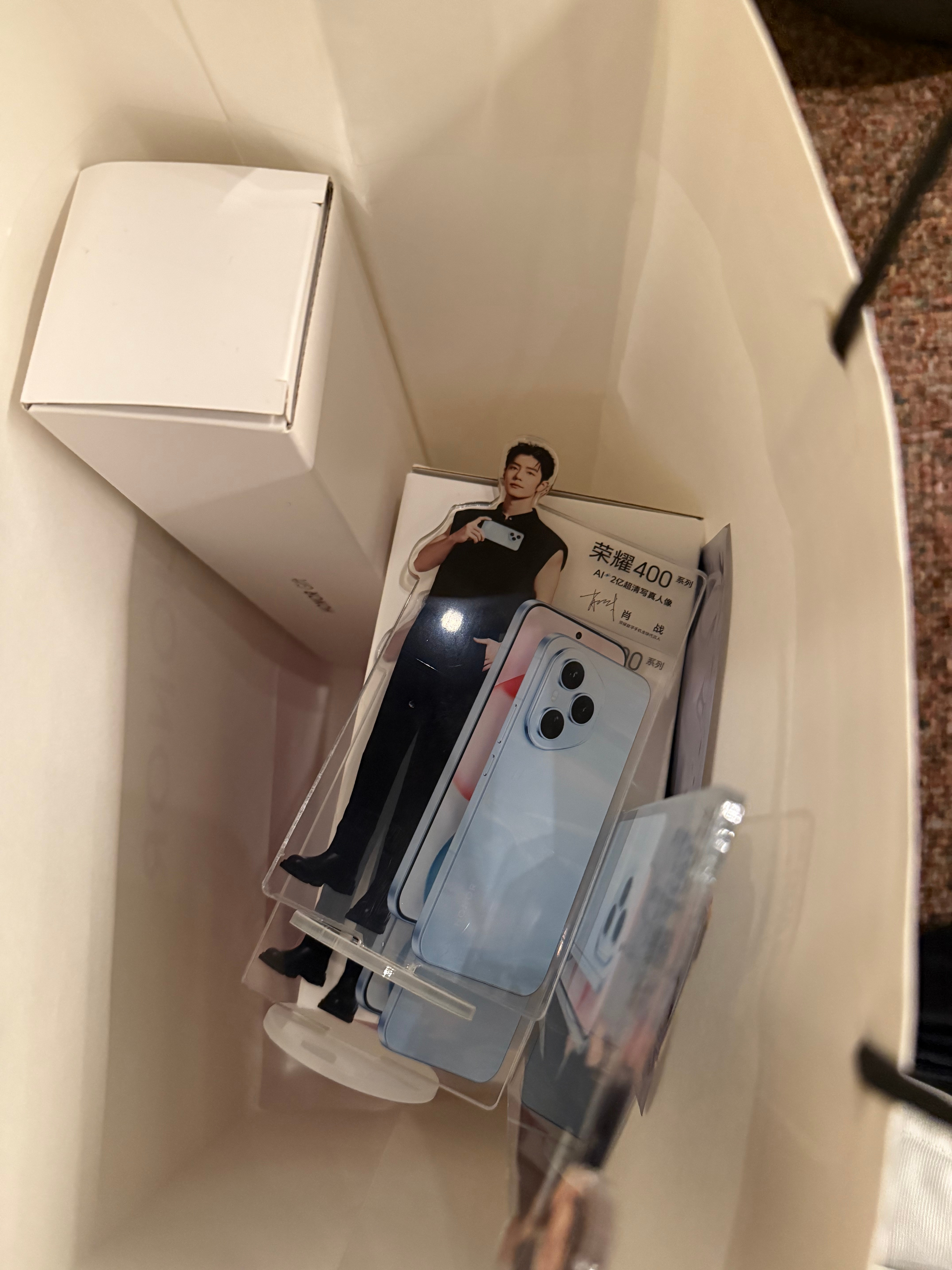 我朋友陪我电疗我陪她逛荣耀这店员都认识她了我好崩溃她居然又在买手机荣耀也是真