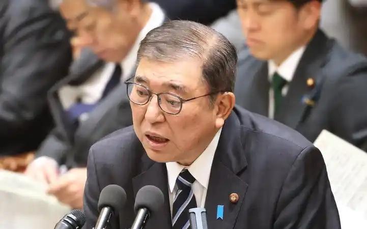 🌛日本这一刀捅得可真够狠！中美贸易战打得火热的时候，日本突然跟进制裁，断供
