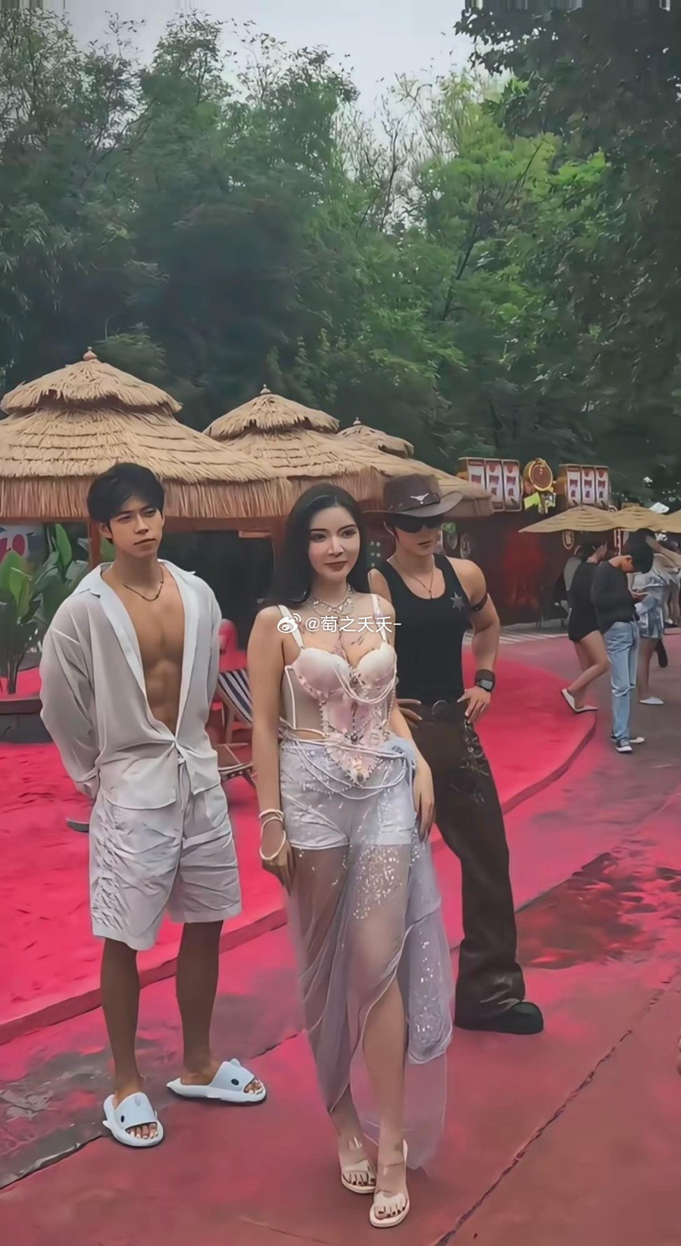 这女的是明星吗？身边还配两个保镖？