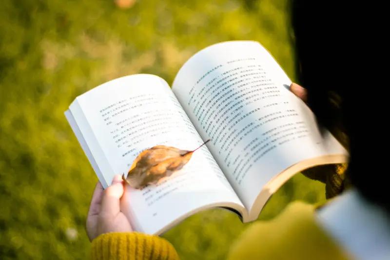 于我而言，读书最大的意义在于“理解”与“自由”。它能使我们洞悉世界的复杂、人性的