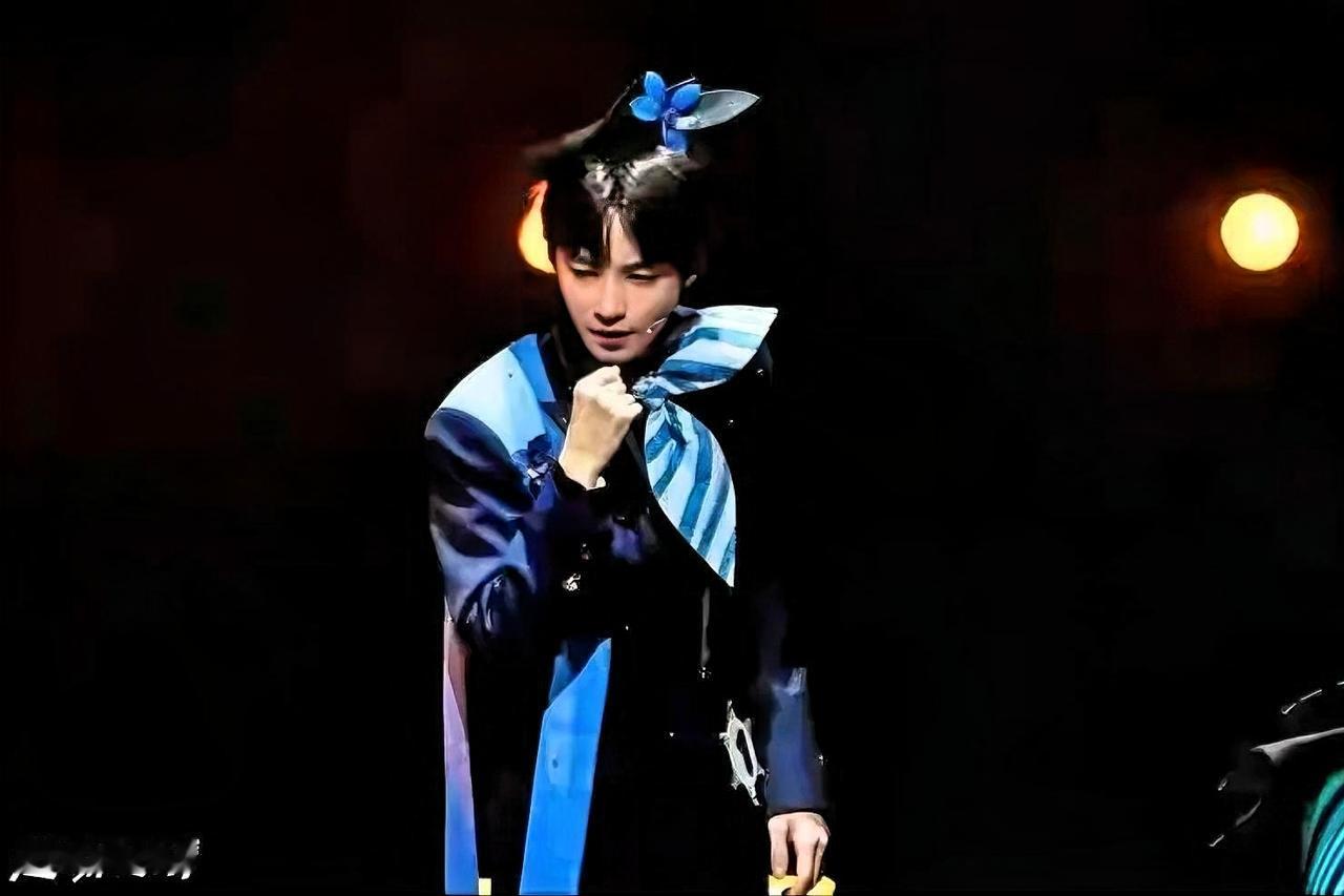 1. 对个人转型：用硬核投入打破偶像标签：这是他的话剧首秀，却挑战了一人分饰搭车