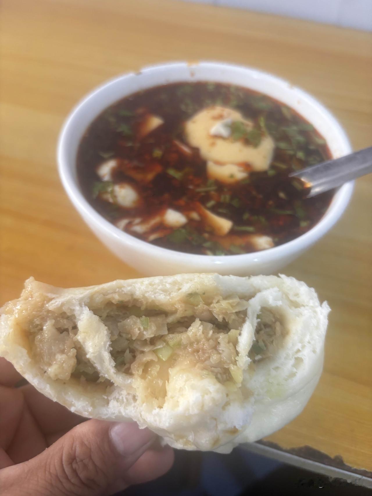早上在蓝田小冯地软包子，吃的肉包子，本来是吃地软包子，结果要等，就吃了这个肉包子