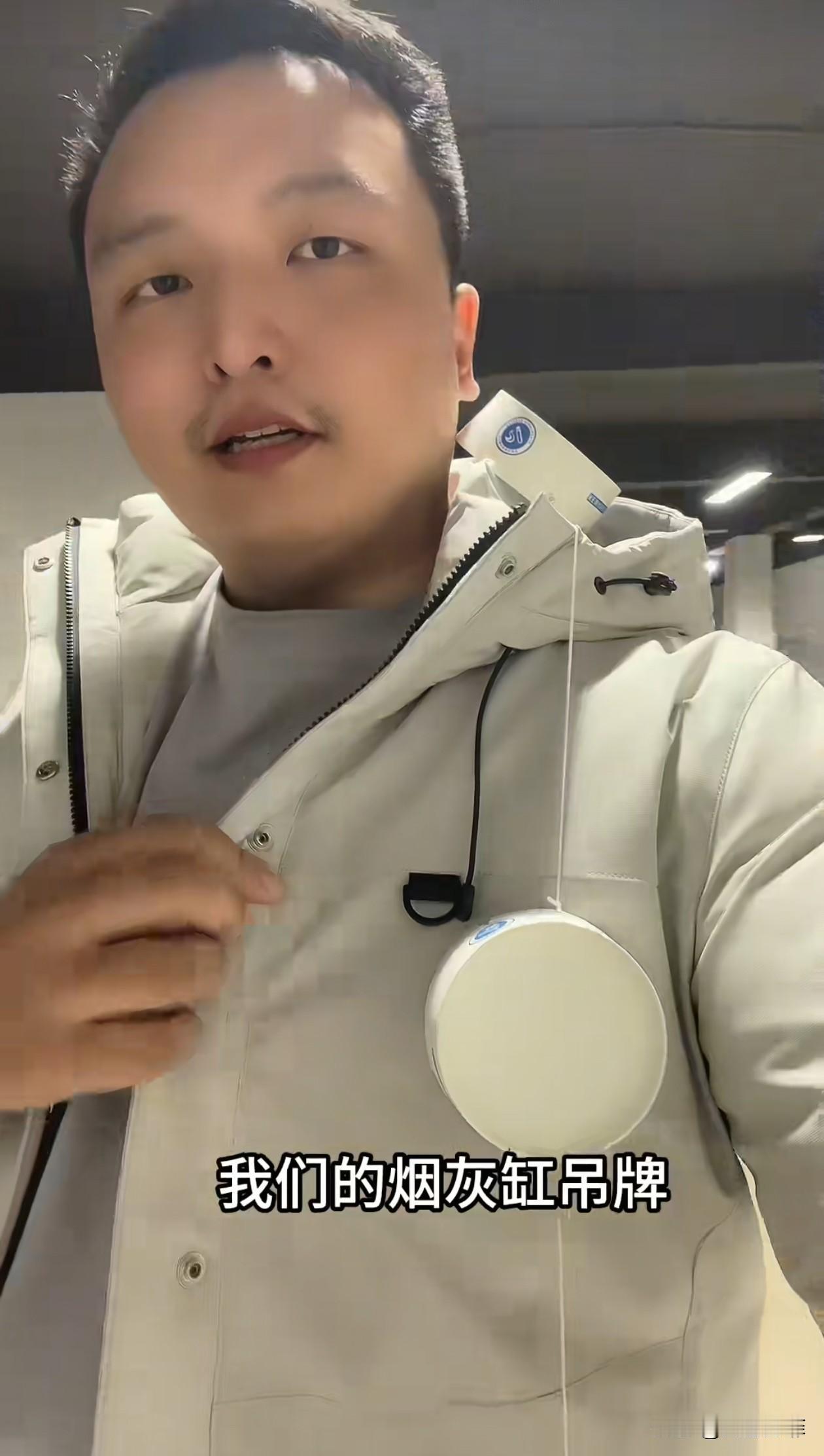 太有头脑了！江苏，一男装店老板为了防止衣服被“蹭穿”，用烟灰缸、鼠标垫、袜子等做