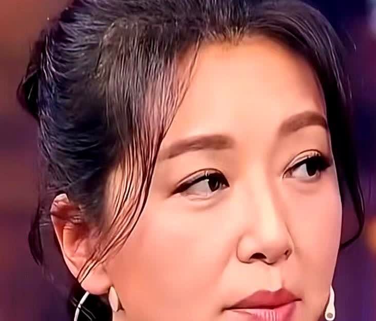有一次在节目中，主持人问演员江珊：“你真的太过份了，谁受得了你啊？”江珊