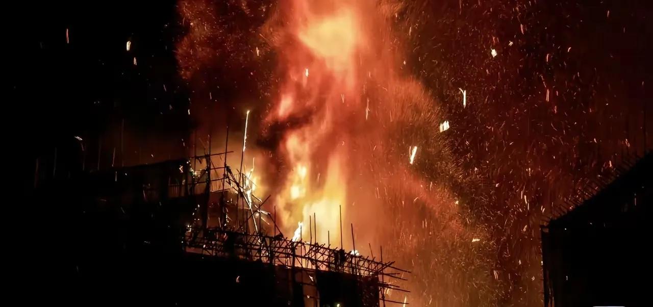 给香港的朋友打了个电话，他的话听得我心都揪成一团！他压低声音说“能烧的都烧