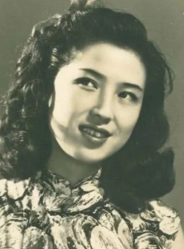 1965年，杜月笙的四姨太姚玉兰外出打牌，突然全身燥热，坐立不安，她心中有不好的