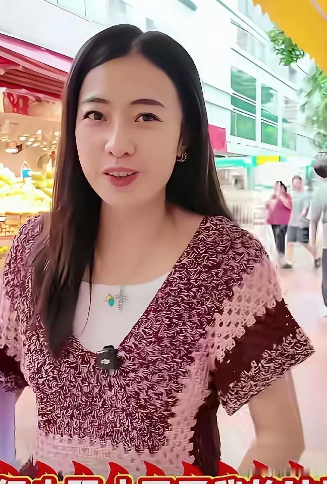 刘銮雄的现任妻子甘比确实是颜值一般，和刘銮雄的原配妻子宝咏琴相比，都没有她五官精