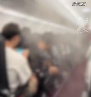 女子飞机上排泄地毯座位沾满污物，飞机座位上女子离厕所仅5米，女子座位排泄全飞机乘