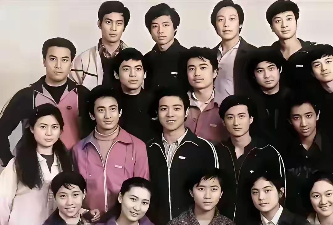 张光北，何政军年轻的时候，个个英俊潇洒。张光北年轻的时候也特别帅气，五官上基本