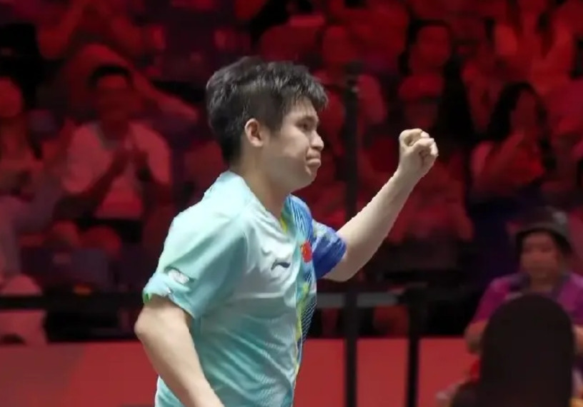 林诗栋还是2-4输了，王皓的脸色很难看。看林诗栋比赛要有大心脏，越怕他输就越输