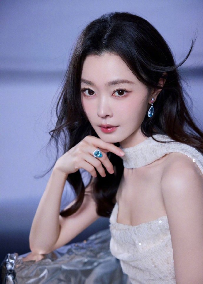 宋轶真是白到发光，看她吃饭真的觉得很香，一心干饭怎么还不胖呢？​​​