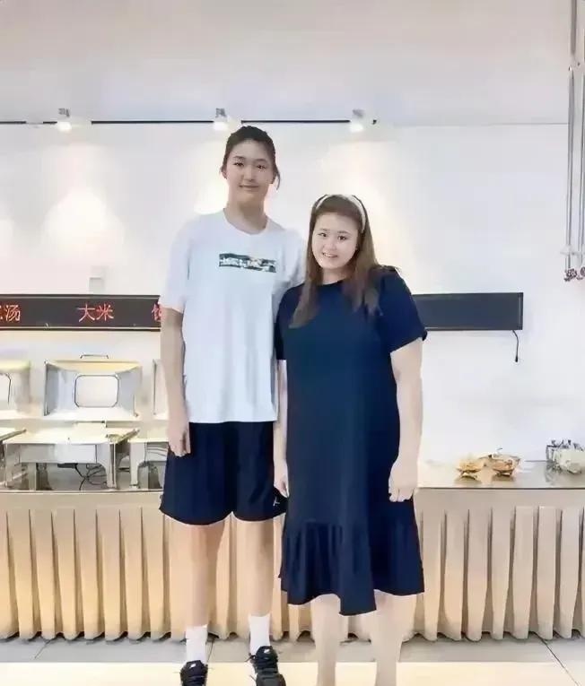 想让刘禹彤和李月汝小鸟依人一定要找张子宇拍照，只有在和比你更高大的人合影才会让自