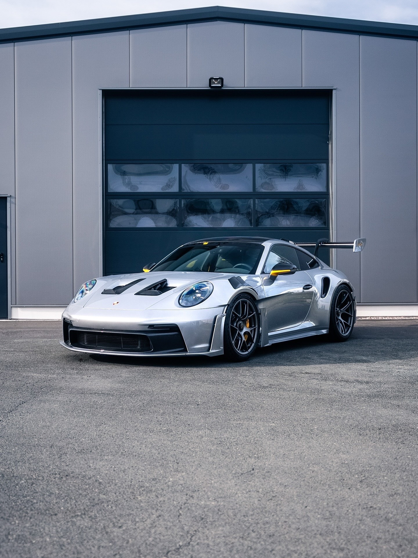 Car时尚每个细节都至关重要。在这款992GT3RS上，每一个塑