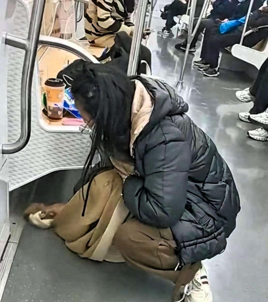 打死没想到，刚离职的地铁经理说：用围巾擦奶茶的女乘客，竟然让全公司连夜改了清洁标