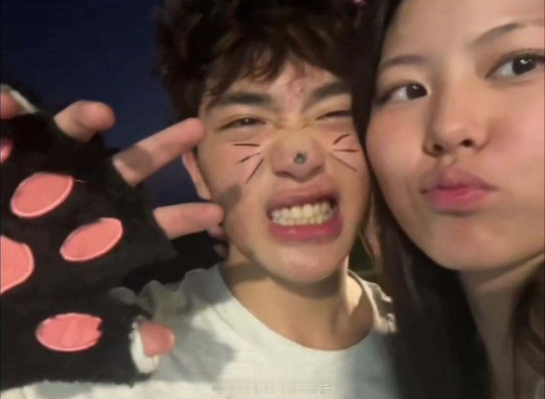 曹格儿子与女友贴脸秀恩爱曹格儿子与女友贴脸合照女友很漂亮​​​