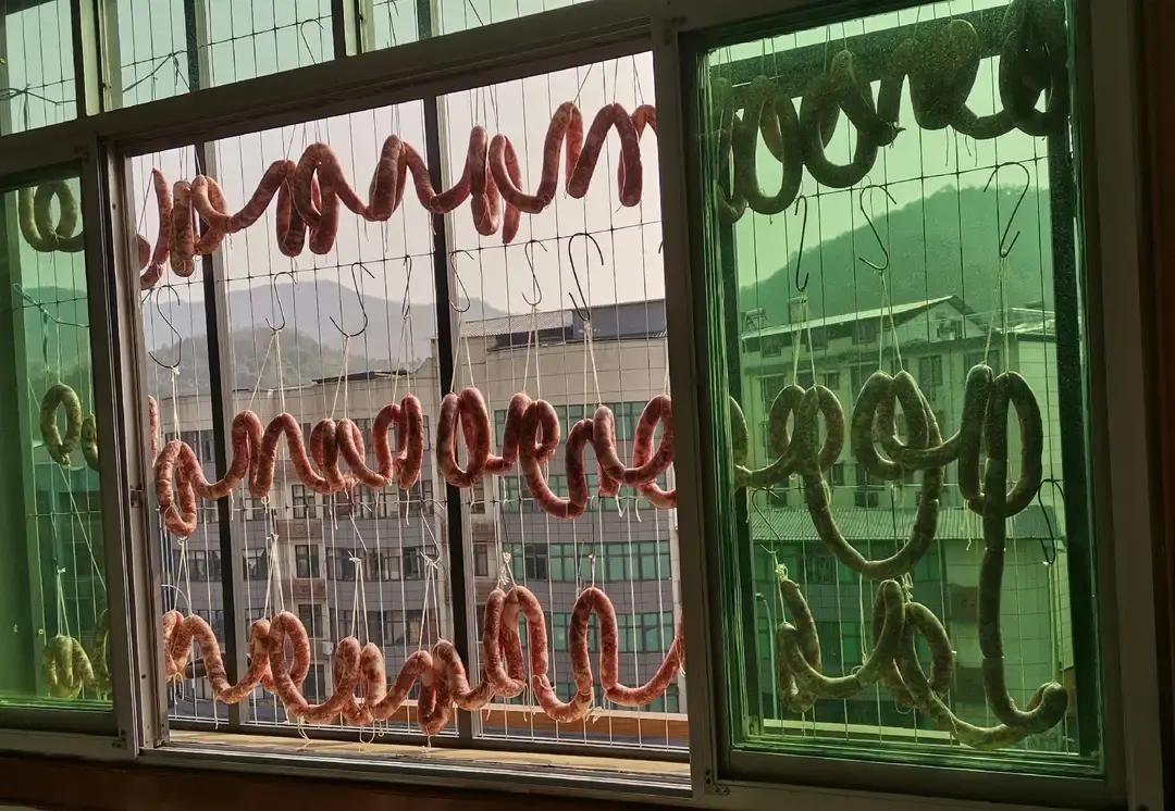 冬至过去快两周，菜市场里往年排队的灌肠机今年安静得能听见电机空转。我上周去买排