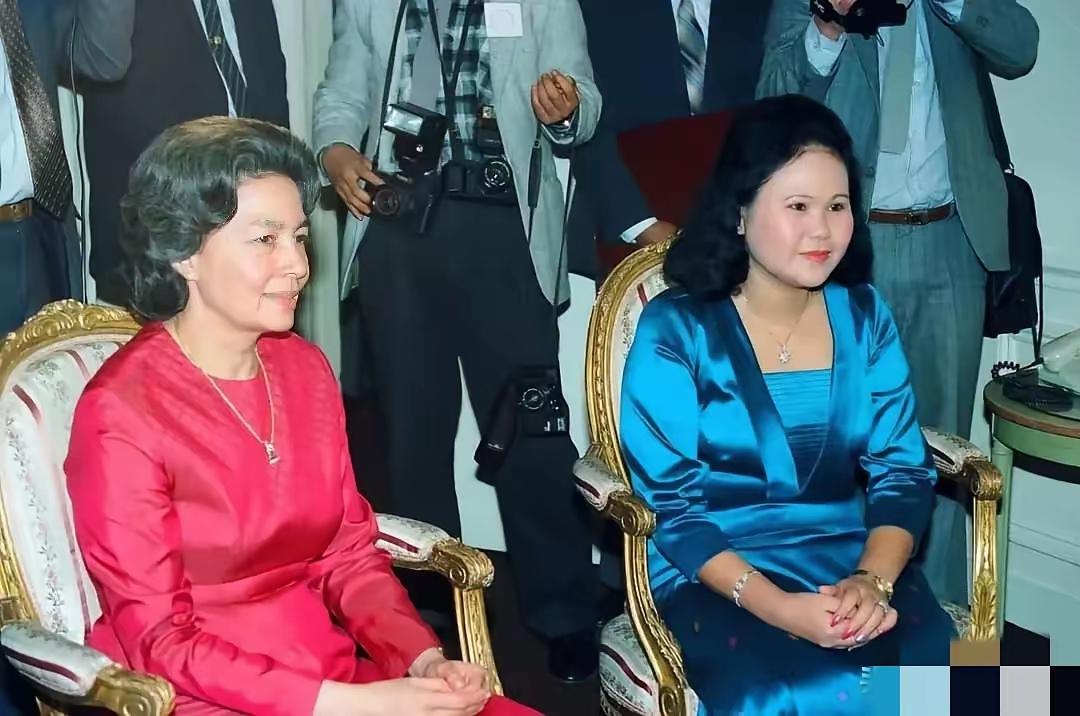 同样是老太太，看看莫尼列太后是怎么优雅到老的？再看看马克龙的老婆和埃尔多安的老