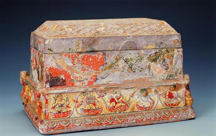 1963年，浙江南寺塔突然倒塌，一农民路过时,突然在碎砖中，发现一个画满神像的骨