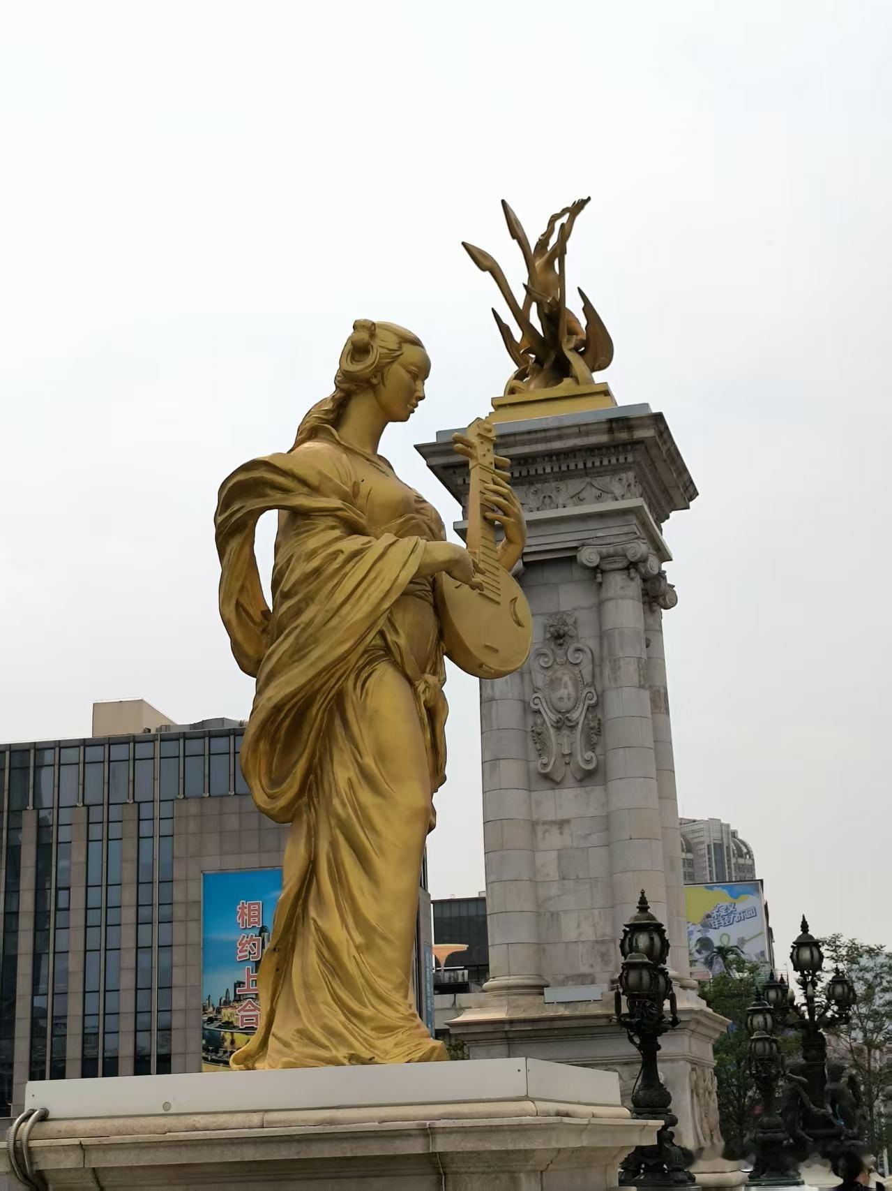 天津海河上的桥有很多，北安桥是一座富有音乐文化色彩的桥，是古典与时尚的完美结合，