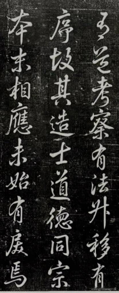 这篇行书碑刻，笔势温润流畅，行草相间，字字灵动又不失端庄。通篇笔墨圆转，牵丝自然