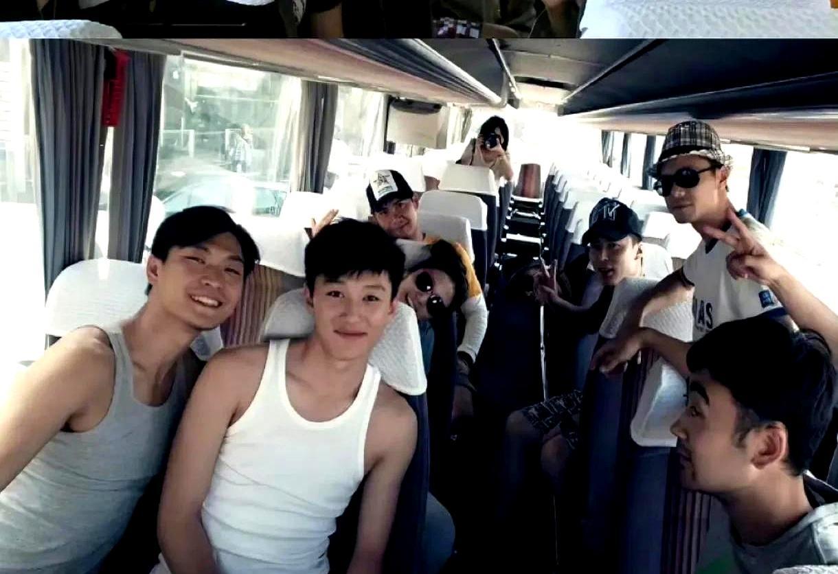 中戏最讽刺同学会：跑龙套的封神，男主角查无此人。电梯门开。一个男人推了推眼