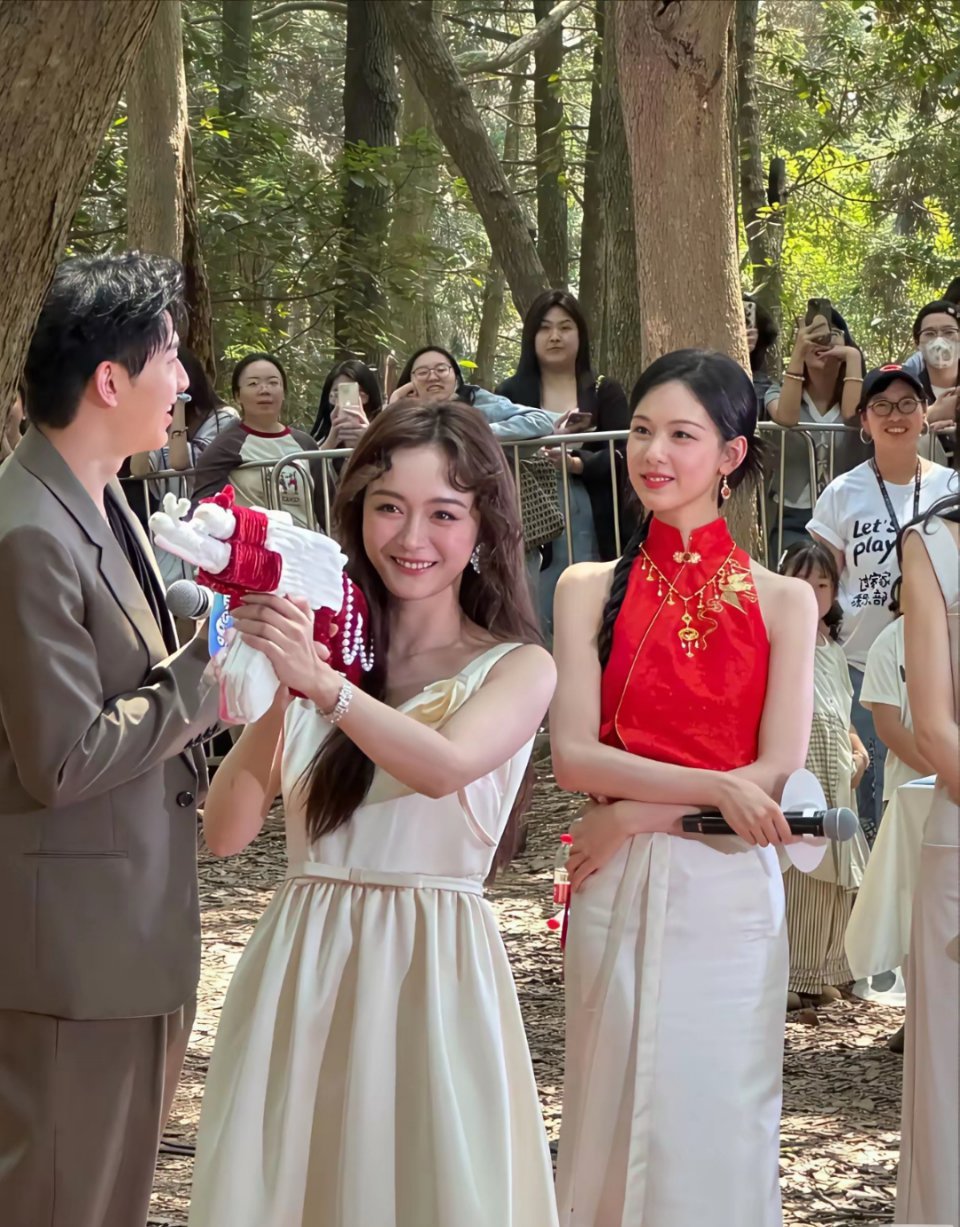 陈都灵一袭红衣气质好突出​​​