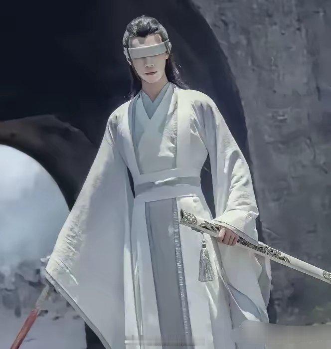 所有古装剧都有一个低级错误：佩剑永远都拿在手里，从来不会挂在腰上，不管是现在的古