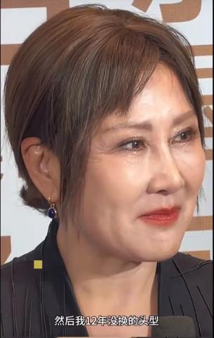 年纪大了，还是远离黑丝短裤吧。张凯丽换了新发型，全网盛赞声一片。一直以短发示