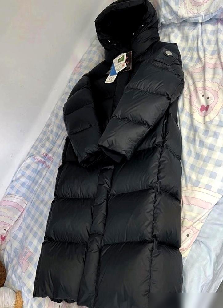 终于敢买白色羽绒服了。不是因为胆大了，是羽绒服自己“叛变”了。你发现没，商场里挂