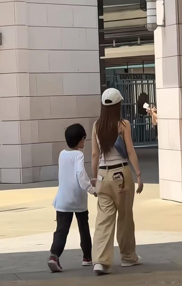 杨颖新加坡带娃被偶遇，8岁小海绵身高直逼妈妈肩膀，大长腿超吸睛！黄晓明基因强势，