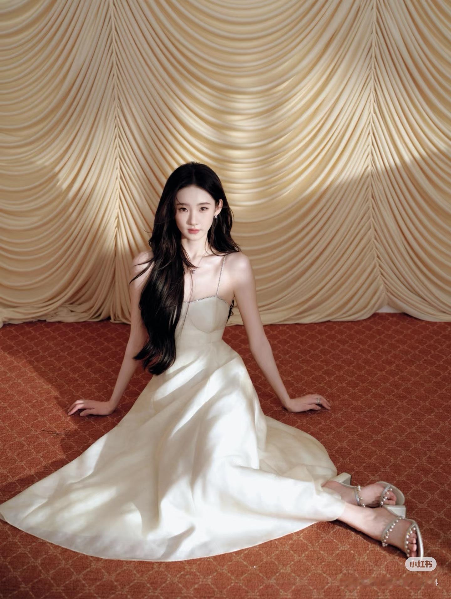 张艺凡用手语和聋哑观众交流张艺凡真的很暖啊，喜欢这样的暖心小姐姐，挺吃她的颜的！