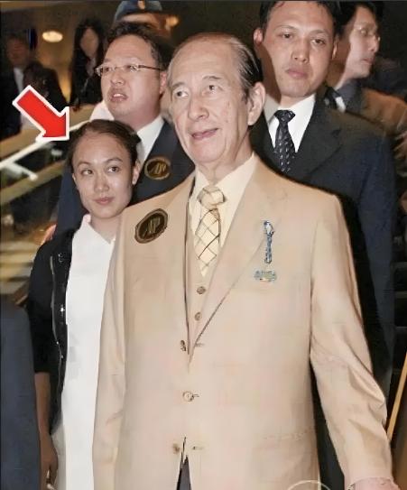 2007年，85岁的赌王何鸿燊中风住院，貌不惊人的小护士邓咏诗，每天贴身照顾，给