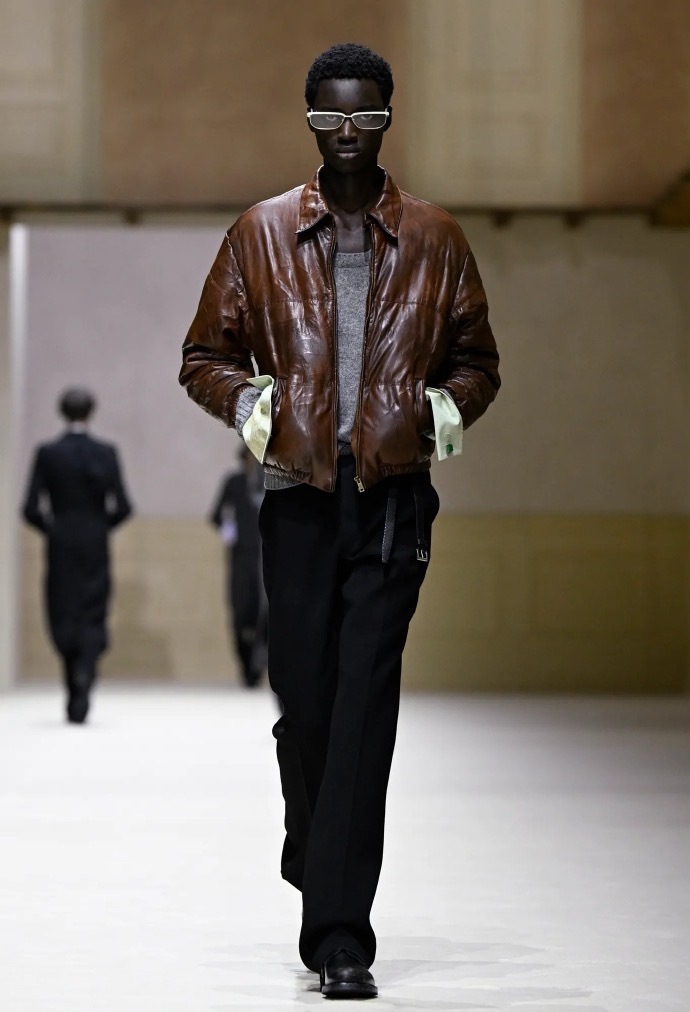 朱志鑫×今日路透造型，身穿PRADA2026秋冬系列，全套Look超季演绎