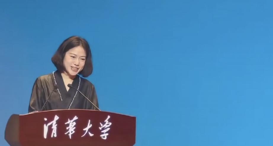 9月5日，翁帆罕见露面，面相变了，面带微笑打扮很古典，她现身清华大学演讲，气色也