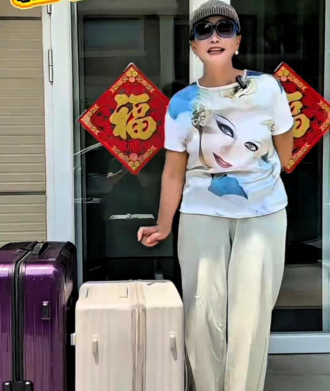 镜头里张兰拖着两大行李箱出门奔赴外地出差，画面曝光后引发大量网友热议。其中一只行
